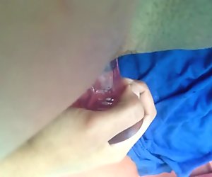 Deutsche Afrostute 22 fickt langsam einen Dildo und Spritzt