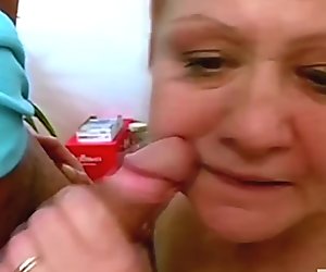 Oma Fotze stinkt schon wieder vom Sperma!