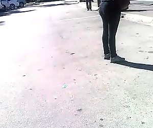 Откровен кръгло дупе афро латина на автобус спирка