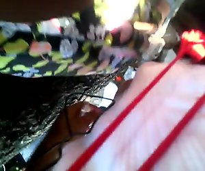 UPSKIRT y arrimon a una de las dos teen del evento