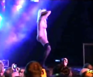 Blonde loves doing live shows