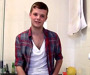 Aussie Amateur Arthur: Cute Skinny Hairy Dude Jerks Off