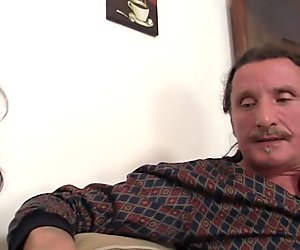 Горячая девушка соблазняет старого не папу в лижут киску